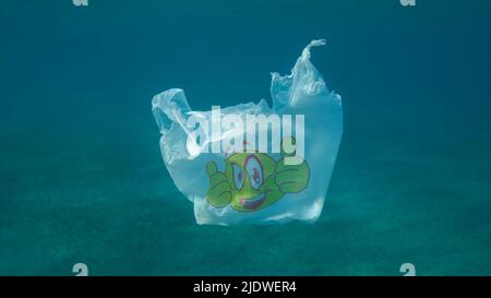 Pollution plastique, utilisé sac en plastique blanc dérivant lentement sous l'eau dans les lumières du soleil. Ralenti, débris plastiques sous l'eau. Pollution plastique de t Banque D'Images