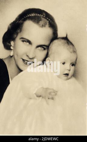 1934 , Roma , Italie : la princesse belge Marie José de BELGIQUE ( 1906 - 2001 ) . Portrait de Ghitta Castell , Roma . Future dernière reine d'Italie , mariée en 1930 avec le prince italien de Piemonte UMBERTO II di SAVOIA ( 1904 - 1983 ) . Dans cette photo avec sa première fille MARIA Pia ( Naples , 24 septembre 1934 , mariée au prince Alexandre de Yougoslavie en 1955 , divorcée en 1967 ). - Maison du BRABANT - BRABANTE - Royalties - nobili italiani - nobiltà - principessa reale - ITALIA - BELGIO - Maria José - ritratto - personnalité célébrités personnalités quand il était litt Banque D'Images