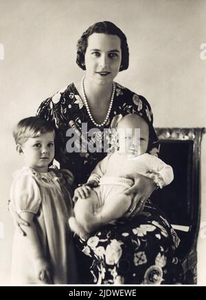 1934, septembre , Roma , ITALIE : la princesse belge Marie José de BELGIQUE ( 1906 - 2001 ). Portrait de Ghitta Castell , Roma . Future dernière reine d'Italie , mariée en 1930 avec le prince italien de Piemonte UMBERTO II di SAVOIA ( 1904 - 1983 ) . Dans cette photo avec les deux premiers fils : MARIA Pia ( Naples , 24 septembre 1934 , mariée au prince Alexandre de Yougoslavie en 1955 , divorcée en 1967 ) et VITTORIO EMANUELE ( Naples , 12 février 1937 ) - Maison du BRABANT - BRABANTE - Royalties - nobili italiani - nobiltà - principessa reale - ITALIA - BELGIO - Maria José - ritratto - Banque D'Images