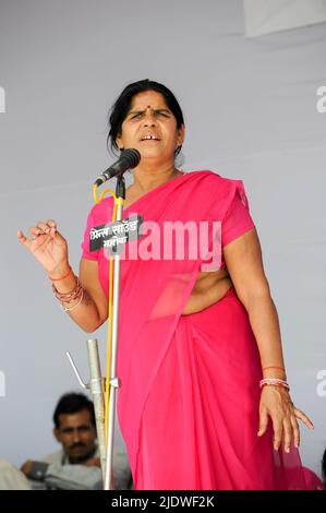 INDE, Uttar Pradesh, Bundelkhand, mouvement des femmes Gulabi Gang, discours de rassemblement à Mahoba, fondateur de Sampat Pal Devi / INDIEN Uttar Pradesh, Bundelkhand, Frauenbewegung Gulabi Gang, Gründerin Sampat Pal Devi Banque D'Images