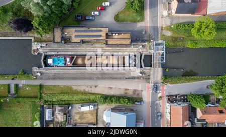 Rijkevorsel, Belgique, 25th mai 2022, vue aérienne par drone d'un cargo dans l'écluse du canal, paysage d'une sluice d'en haut, transport sur le canal Schoten Dessel par barge en Europe. Photo de haute qualité Banque D'Images