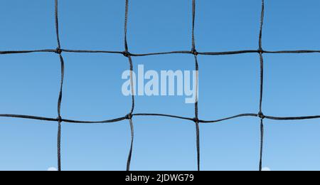 Filet de volley sur fond bleu ciel. Banque D'Images