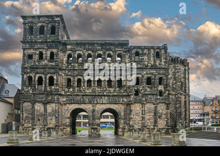 Porta Nigra (latin pour porte noire), la plus grande romaine obtenue au nord du Trèves des Alpes, Allemagne. Banque D'Images