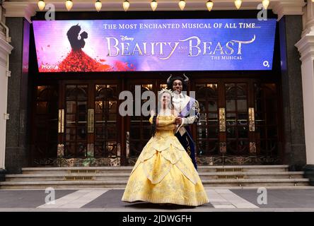 La comédie musicale « Beauty and the Beast », bien-aimée Olivier de Disney, repensée et repensée dans une toute nouvelle production mise en scène par des membres de l'équipe créative originale primée, vient à Londres à l'été 2022 , dans le cadre de la tournée britannique et irlandaise . Les représentations débuteront au London Palladium du vendredi 24 juin au samedi 17 septembre 2022 ... Banque D'Images