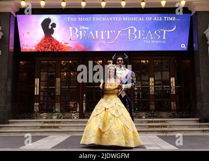 La comédie musicale « Beauty and the Beast », bien-aimée Olivier de Disney, repensée et repensée dans une toute nouvelle production mise en scène par des membres de l'équipe créative originale primée, vient à Londres à l'été 2022 , dans le cadre de la tournée britannique et irlandaise . Les représentations débuteront au London Palladium du vendredi 24 juin au samedi 17 septembre 2022 ... Banque D'Images