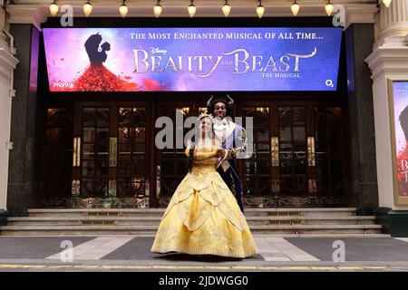 La comédie musicale « Beauty and the Beast », bien-aimée Olivier de Disney, repensée et repensée dans une toute nouvelle production mise en scène par des membres de l'équipe créative originale primée, vient à Londres à l'été 2022 , dans le cadre de la tournée britannique et irlandaise . Les représentations débuteront au London Palladium du vendredi 24 juin au samedi 17 septembre 2022 ... Banque D'Images