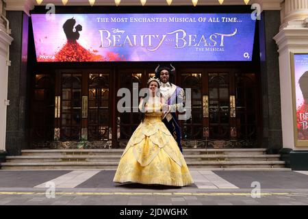 La comédie musicale « Beauty and the Beast », bien-aimée Olivier de Disney, repensée et repensée dans une toute nouvelle production mise en scène par des membres de l'équipe créative originale primée, vient à Londres à l'été 2022 , dans le cadre de la tournée britannique et irlandaise . Les représentations débuteront au London Palladium du vendredi 24 juin au samedi 17 septembre 2022 ... Banque D'Images