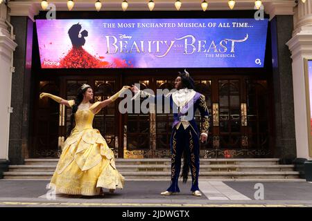 La comédie musicale « Beauty and the Beast », bien-aimée Olivier de Disney, repensée et repensée dans une toute nouvelle production mise en scène par des membres de l'équipe créative originale primée, vient à Londres à l'été 2022 , dans le cadre de la tournée britannique et irlandaise . Les représentations débuteront au London Palladium du vendredi 24 juin au samedi 17 septembre 2022 ... Banque D'Images