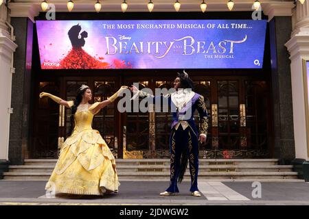 La comédie musicale « Beauty and the Beast », bien-aimée Olivier de Disney, repensée et repensée dans une toute nouvelle production mise en scène par des membres de l'équipe créative originale primée, vient à Londres à l'été 2022 , dans le cadre de la tournée britannique et irlandaise . Les représentations débuteront au London Palladium du vendredi 24 juin au samedi 17 septembre 2022 ... Banque D'Images