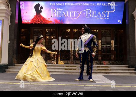 La comédie musicale « Beauty and the Beast », bien-aimée Olivier de Disney, repensée et repensée dans une toute nouvelle production mise en scène par des membres de l'équipe créative originale primée, vient à Londres à l'été 2022 , dans le cadre de la tournée britannique et irlandaise . Les représentations débuteront au London Palladium du vendredi 24 juin au samedi 17 septembre 2022 ... Banque D'Images