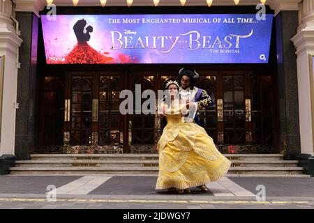 La comédie musicale « Beauty and the Beast », bien-aimée Olivier de Disney, repensée et repensée dans une toute nouvelle production mise en scène par des membres de l'équipe créative originale primée, vient à Londres à l'été 2022 , dans le cadre de la tournée britannique et irlandaise . Les représentations débuteront au London Palladium du vendredi 24 juin au samedi 17 septembre 2022 ... Banque D'Images