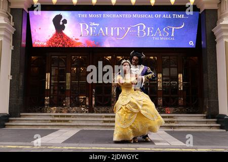 La comédie musicale « Beauty and the Beast », bien-aimée Olivier de Disney, repensée et repensée dans une toute nouvelle production mise en scène par des membres de l'équipe créative originale primée, vient à Londres à l'été 2022 , dans le cadre de la tournée britannique et irlandaise . Les représentations débuteront au London Palladium du vendredi 24 juin au samedi 17 septembre 2022 ... Banque D'Images