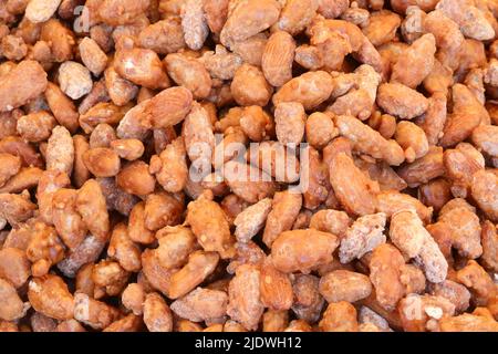 fond de beaucoup d'amandes grillées enrobées de sucre caramélisé à vendre dans les boutiques de bonbons Banque D'Images