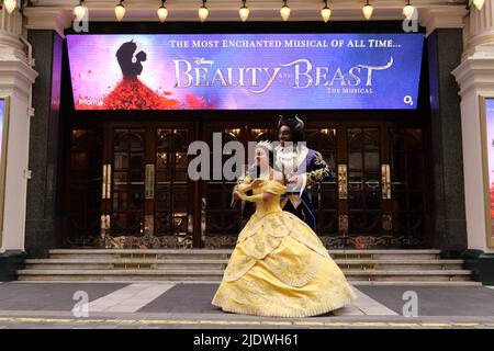 La comédie musicale « Beauty and the Beast », bien-aimée Olivier de Disney, repensée et repensée dans une toute nouvelle production mise en scène par des membres de l'équipe créative originale primée, vient à Londres à l'été 2022 , dans le cadre de la tournée britannique et irlandaise . Les représentations débuteront au London Palladium du vendredi 24 juin au samedi 17 septembre 2022 ... Banque D'Images