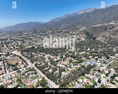 Vue aérienne de la riche communauté et chaîne de montagnes d'Alta Loma, Rancho Cucamonga, Californie, États-Unis Banque D'Images