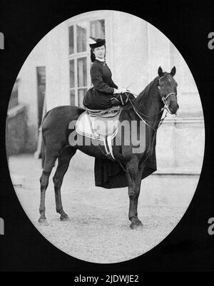 1889 , Vienne , Autriche : la célèbre impératrice autrichienne Elisabeth de HABSBOURG ( SISSI von Wittelsbach , 1937 - 1898 ) en photo équestre . Fille de Maximillian von Bayern, épouse du Kaiser Franz Josef ( 1830 - 1916 ) , empereur d'Autriche , roi de Hongrie et de Bohême . Mère du prince Rudolf ( 1850 - 1889 ). L'impératrice a été tuée par l'anarchiste italien Luigi Luccheni à Genève - FRANCESCO GIUSEPPE - JOSEPH - ABSBURG - ASBURG - ASBURGO - NOBLESSE - NOBILI - NOBILTA' - REALI - HASBURG - ROYAUTÉ - ELISABETTA DI BAVIERA - treste - Sad - tristezza - cappello - RO Banque D'Images