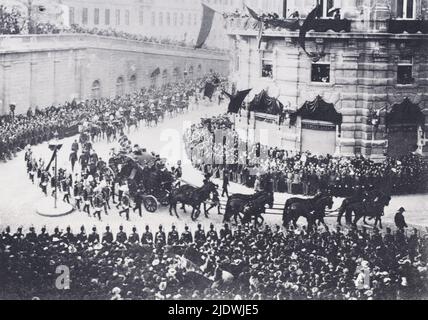 1898 , Vienne , Autriche : Le cortège funèbre de l'impératrice autrichienne Elisabeth de HABSBOURG ( SISSI von Wittelsbach , 1937 - 1898 ) , fille de Maximillian von Bayern, épouse du Kaiser Franz Josef ( 1830 - 1916 ) , empereur d'Autriche , roi de Hongrie et de Bohême . Mère du prince Rudolf ( 1850 - 1889 ). L'impératrice a été tuée le 10 novembre 1898 par l'anarchiste italien Luigi Luccheni à Genève, Suisse - FRANCESCO GIUSEPPE - JOSEPH - ABSBURG - ASBURG - ASBURGO - NOBLESSE - NOBILI - NOBILTA' - REALI - HASBURG - ROYALTIES - ELISABETTA DI BAVIERA - funerale - ce Banque D'Images