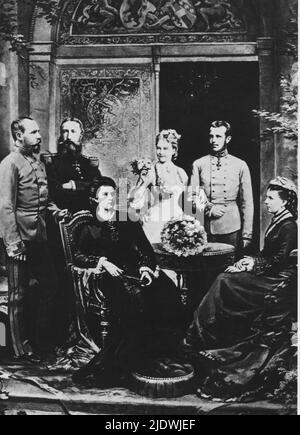 1880 , Vienne , Autriche : photo officielle de l'engagement du prince héritier RUDOLF d'AUTRICHE ( 1850 - Mayerling 1889 ) et de la princesse STÉPHANIE de BELGIQUE ( 1864 - 1945 ). Sur la photo, les parents du mari : l'impératrice autrichienne Elisabeth de HABSBOURG ( SISSI von Wittelsbach , 1937 - 1898 ) et le Kaiser Franz Josef ( 1830 - 1916 ) , empereur d'Autriche , roi de Hongrie et de Bohême . Et les parents de la future femme : le roi LÉOPOLD II de Belgique ( 1835 - 1909 ) et l'archiduchesse MARIE HENRIETTE d'AUTRICHE ( 1836 - 1902 ) - FRANCESCO GIUSEPPE - JOSEPH - ABSBURG - ASBURG - ASBURGO - NON Banque D'Images