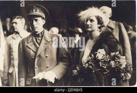 1935 , mai , Stockholm , Suède : la Reine ASTRID de BELGIQUE ( née princesse de Suède , Stockholm 17 novembre 1905 - morte dans une épave de voiture près de Kussnacht , Suisse 29 août 1935 ) avec le mari Roi LÉOPOLD III de Belges ( 1901 - 1983 ). Mère du roi de Belges Baudoin ( 1930 - 1993 ) - Maison du BRABANT - BRABANTE - Royalties - nobili italiani - nobiltà - principessa reale - BELGIO - portrait - ritratto - perla - perle - perles - collana - collier - gioiello - gioielli - bijou - bijoux - bijoux - bijoux - pelliccia - fourrure - orecchino - orecchini - ardrops - roses - r Banque D'Images