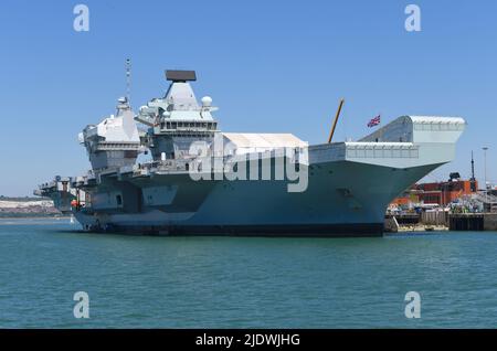 22/06/2022 Portsmouth UK le HMS Queen Elizabeth est le navire amiral de la Royal Navy. Le navire de tête 280m de la classe Queen Elizabeth de porte-avions W Banque D'Images