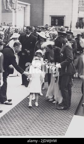 1935 , mai , Stockholm , Suède : la Reine ASTRID de BELGIQUE ( née princesse de Suède , Stockholm 17 novembre 1905 - morte dans une épave de voiture près de Kussnacht , Suisse 29 août 1935 ) avec le mari Roi LÉOPOLD III de Belges ( 1901 - 1983 ) Et la fille Joséphine Charlotte ( future Gran Dukesse du LUXEMBOURG , née en 1927 ) - Maison du BRABANT - BRABANTE - Royalties - nobili italiani - nobiltà - principessa reale - BELGIO - portrait - ritratto - perla - perle - perles - collana - collier - gioiello - gioielli - bijou - bijoux - bijoux - bijoux - pelliccia - fourrure - orecchino Banque D'Images