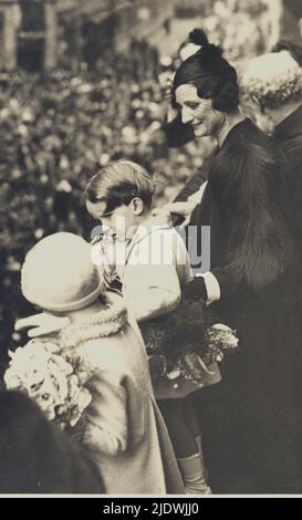 1937 environ Bruxelles , Belgique : la Reine ASTRID de BELGIQUE ( née princesse de Suède , Stockholm le 17 novembre 1905 - morte dans une épave de voiture près de Kussnacht , Suisse le 29 août 1935 ), mariée au roi LÉOPOLD III de Belges ( 1901 - 1983 ), avec sa fille Joséphine Charlotte ( Future Gran Dukesse de LUXEMBOURG , née en 1927 ) et le futur roi BAUDOIN de Belgique ( BALDOVINO , 1930 - 1993 ) - Maison du BRABANT - BRABANTE - Royalties - nobili italiani - nobiltà - principessa reale - BELGIO - portrait - ritratto - perla - perle - perles - collana - collier - gioiello - gioielli - Banque D'Images