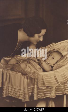 1934 , Bruxelles , Belgique : la Reine ASTRID de BELGIQUE ( née princesse de Suède , Stockholm 17 novembre 1905 - morte dans une épave de voiture près de Kussnacht , Suisse 29 août 1935 ), mariée au Roi LÉOPOLD III de Belges ( 1901 - 1983 ), Avec le futur roi ALBERT II de Belgique ( né en 1934 ) - Maison de BRABANT - BRABANTE - royalties - nobili - nobiltà - principessa reale - BELGIO - portrait - ritratto - perla - perle - perles - collana - collier - gioiello - gioielli - bijou - bijoux - bijoux - bijoux - culla - bebè - enfant - Nouveau-né - infante - Bambino - SVEZIA --- Arch Banque D'Images