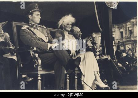 1935 , mai , Stockholm , Suède : La Reine ASTRID de BELGIQUE ( née princesse de Suède , Stockholm le 17 novembre 1905 - morte dans une épave de voiture près de Kussnacht , Suisse le 29 août 1935 ) avec le mari Roi LÉOPOLD III de Belges ( 1901 - 1983 ) - Maison du BRABANT - BRABANTE - Royalties - nobili - nobiltà - principessa reale - BELGIO - portrait - ritratto - perla - perle - perles - collana - collier - gioiello - gioielli - bijou - bijoux - bijoux - bijoux - pelliccia - fourrure - orecchino - orecchini - ardrops - cappello con piume - plumes de chapeau - uniforme militaire - uniforme div Banque D'Images