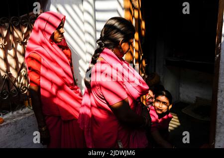 INDE, Uttar Pradesh, Bundelkhand, mouvement des femmes Gulabi Gang, fondé par Sampat Pal Devi, portant le rose symbolique sari et lutte pour les droits des femmes et contre la violence des hommes, corruption et arbitraire de la police, rassemblement de protestation à Mahoba / INDIEN Uttar Pradesh, Bundelkhand, Frauen unterer Kasten und kastenlose Frauen organizieren sich in der Frauenbewegung Gulabi Gang von Sampat Pal Devi , sie fordern gleiche Rechte und kaempfen notfalls Gewalt mit Bambussoecken gegen gewalttaetige Maenner und korrupte Beamrupte Banque D'Images