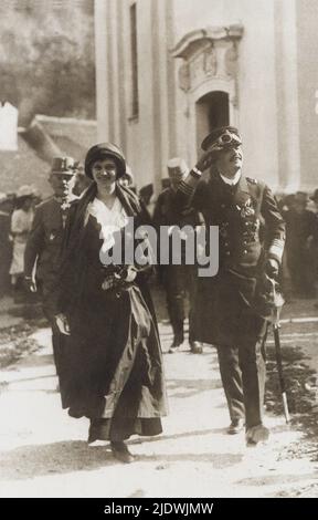 1911 environ , Adelsberg , Autriche : la dernière impératrice Kaiserin ZITA Maria de BORBONE - PARME ( princesse de Parme , 1892 - 1989 ) avec son mari l'empereur Kaiser Carl I Franz Josef ( 1887 - 1922 ) d'AUTRICHE et le roi de Hongrie . - ASBURGO - ABSBURGO - ABSBURG - ASBURG - HABSBURG - Impero Austro-ungarico - UNGHERIA - Hat - cappello - sourire - sorriso - reali austriaci - royalite autrichienne - nobili - nobiltà - BOURBON - Imperatrice - uniforme militaire - Archidivio Uniform - visa B- militare Banque D'Images