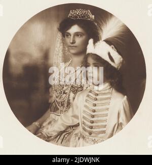 1916 : la dernière impératrice Kaiserin ZITA Maria de BORBONE - PARME ( Principessa di Parme , 1892 - 1989 ) , mariée en 1911 avec l'empereur Kaiser CARL I Franz Josef ( 1887 - 1922 ) d'Autriche , roi de Hongrie , Dans ce portrait avec le fils de Kronprinz OTTO ( Ottone , né en 1912 ) en robe hongroise pour l'incoronation cerimony . Photo byLabori , Budapest - ASBURGO - HABSBURG - ABSBURGO - ABSBURG - ASBURG - Impero Austro-ungarico - UNGHERIA - fantaisie robe - perle - perla - perles - collana - collier - tiara - corona - couronne - diadema - gioielli - gioiello - bijou - bijoux - famille Banque D'Images