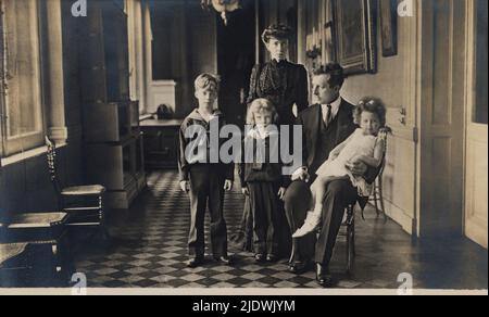 1907 environ , Château de Stuyvenberg , Bruxelles , Belgique : la petite princesse belge Marie José de BELGIQUE ( 1906 - 2001 ) , future dernière reine d'Italie , mariée en 1930 avec le prince italien de Piemonte UMBERTO II di SAVOIA ( 1904 - 1983 ). Sur cette photo avec ses parents : la mère REINE ELISABETH de Belgique ( Duchesse de BAVIÈRE , 1876 - 1956 ) et le roi Albert I de Beligians ( 1875 - 1934 ) , et ses deux frères : Le futur roi LÉOPOLD III ( 1901 - 1983 ) et le comte de Prince CHARLES de Flandre ( 1903 - 1983 ). Léopold était le père du roi de Belges Baudoin (1930 - 1993 Banque D'Images