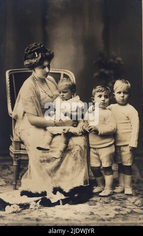 1911 environ , Madrid , Espagne : La reine d'Espagne VICTORIA EUGENIA ( Ela ) princesse de BATTENBERG ( la reine Victoria d'Angleterre était sa tante , 1887 - 1969 ) , mariée au roi d'Espagne ALFONSO XIII ( 1886 - 1941 ), dans cette photo avec ses 3 premiers fils : ALFONSO Infante d'Espagne Prince des Asturies ( 1907 1938 ) , JAIME bébé d'Espagne Duc d'Anjou et Segovia ( 1908 - 1975 ) , BEATRIZ Infanta d'Espagne ( 1909 - 2002 marié 1935 au prince italien Alessandro TORLONIA di Civitelli Cesi ( 1911 - 1986 ) - Maison de BURBON - BORBONE - BOURBON - royalite - nobili italiani spagnoli inglesi - nobiltà - Banque D'Images