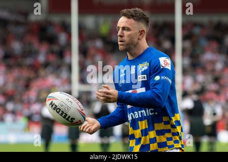 Richie Myler (16) de Leeds Rhinos passe la balle pendant l'échauffement avant le match Banque D'Images