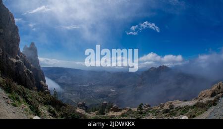 Vue panoramique depuis le sommet du parc naturel de Tamadaba avec des collines verdoyantes, des montagnes de forêt avec des nuages bas une pluie fréquente Gran Canaria, îles Canaries, Espagne Banque D'Images