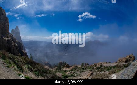 Vue panoramique depuis le sommet du parc naturel de Tamadaba avec des collines verdoyantes, des montagnes de forêt avec des nuages bas une pluie fréquente Gran Canaria, îles Canaries, Espagne Banque D'Images