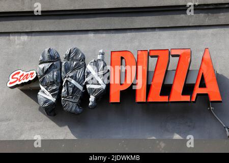 New York, 20 juin 2022. La signalisation pour un magasin de pizza 99c avec le '99c' couvert en raison de l'inflation et de la hausse des prix alimentaires. Banque D'Images