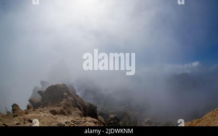 Vue panoramique depuis le sommet du parc naturel de Tamadaba avec des collines verdoyantes, des montagnes de forêt avec des nuages bas une pluie fréquente Gran Canaria, îles Canaries, Espagne Banque D'Images