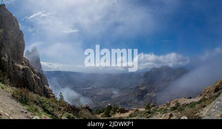 Vue panoramique depuis le sommet du parc naturel de Tamadaba avec des collines verdoyantes, des montagnes de forêt avec des nuages bas une pluie fréquente Gran Canaria, îles Canaries, Espagne Banque D'Images