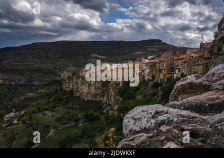 Paysage de la ville médiévale de Cantavieja avec les maisons au bord de la falaise. Teruel, Espagne Banque D'Images