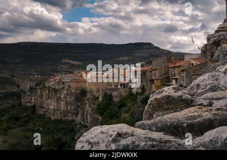 Paysage de la ville médiévale de Cantavieja avec les maisons au bord de la falaise. Teruel, Espagne Banque D'Images