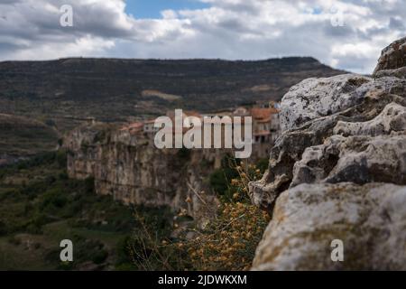 Paysage de la ville médiévale de Cantavieja avec les maisons au bord de la falaise. Teruel, Espagne Banque D'Images