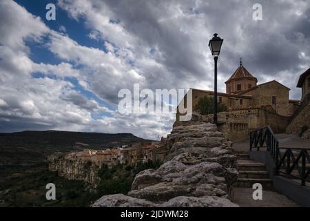 Paysage de la ville médiévale de Cantavieja avec les maisons au bord de la falaise. Teruel, Espagne Banque D'Images