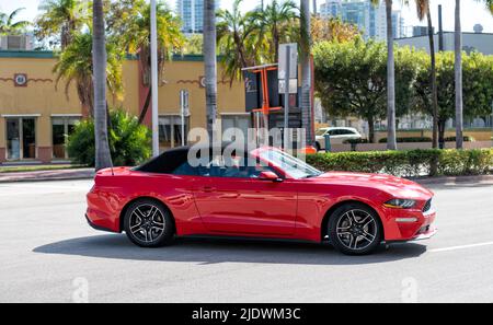 Miami Beach, Floride Etats-Unis - 14 avril 2021: Red ford mustang cabriolet voiture, vue latérale Banque D'Images