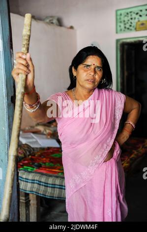 INDE, Uttar Pradesh, Bundelkhand, mouvement des femmes Gulabi Gang, fondateur Sampat Pal Devi chez elle à Banda / INDIEN Uttar Pradesh, Bundelkhand, Frauenbewegung Gulabi Gang, Gründerin Sampat Pal Devi Banque D'Images