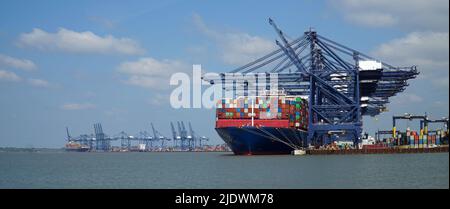 Chargement et déchargement d'un conteneur sur les quais de Felixstowe à suffolk, en Angleterre. Banque D'Images