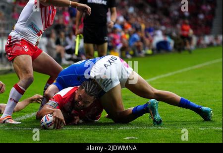 Konrad Hurrell de St Helens marque la première tentative de jeu de son côté lors du match de la Super League de Betfred au stade totalement Wicked, St Helens. Date de la photo: Jeudi 23 juin 2022. Banque D'Images