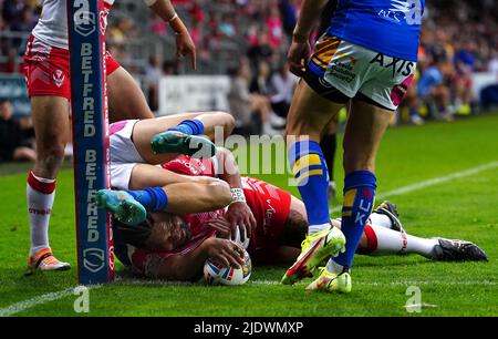 Konrad Hurrell de St Helens marque la première tentative de jeu de son côté lors du match de la Super League de Betfred au stade totalement Wicked, St Helens. Date de la photo: Jeudi 23 juin 2022. Banque D'Images