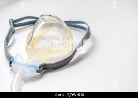 Masque CPAP en tant que masque facial complet ou masque nasal contre l'apnée obstructive du sommeil aide les patients à masque respiratoire clip de harnais pour la respiration du nez et de la gorge Banque D'Images