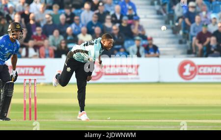 Hove UK 23rd juin 2022 - Chris Jordan Bowling pour Surrey lors du match de Blast Vitality de T20 entre Sussex Sharks et Surrey au 1st Central County Ground Hove . : Crédit Simon Dack / Alamy Live News Banque D'Images